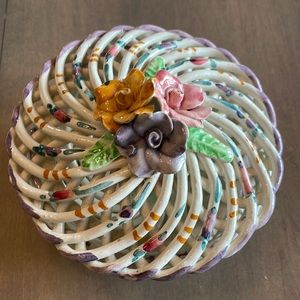 Ceramic trinket bowl with lid